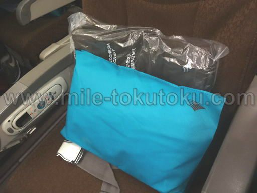 ガルーダインドネシア航空 エコノミークラス 枕と毛布