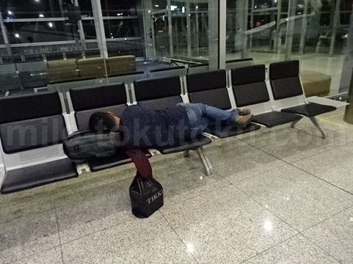 クアラルンプール空港 乗り継ぎ ベンチで寝てる人