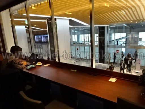 伊丹空港 ラウンジオーサカ カウンター席にある窓
