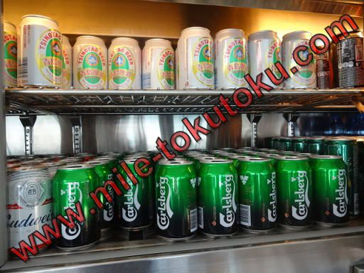 香港空港 ユナイテッド航空ラウンジ 缶の青島ビールとカールズバーグ