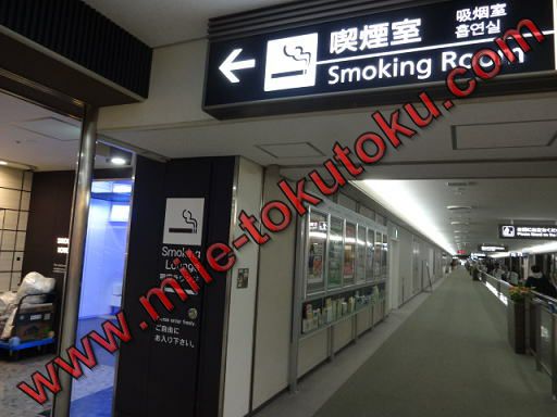 成田空港 アメリカン航空ラウンジ 喫煙所の入口