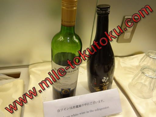 成田空港 チャイナエアラインラウンジ 赤ワインと梅酒
