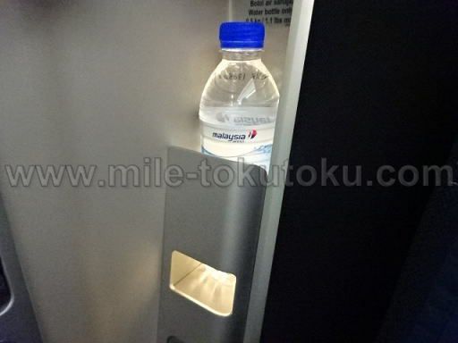 マレーシア航空 A350 ビジネスクラス ペットボトル置き場