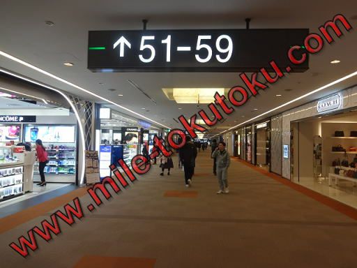 成田空港 国際線ANAラウンジ 免税店を通り過ぎる