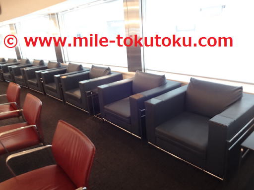 成田空港 デルタ航空ラウンジ サイドテーブルがあるソファ