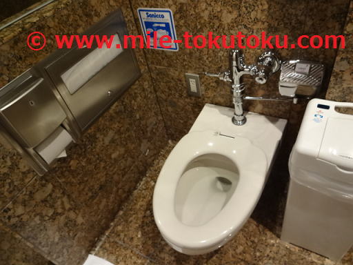 成田空港 デルタ航空ラウンジ シャワールームのトイレ