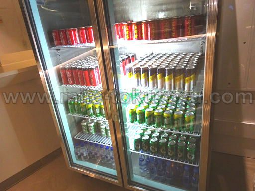 広州空港 中国南方航空ラウンジ 冷蔵庫の飲み物