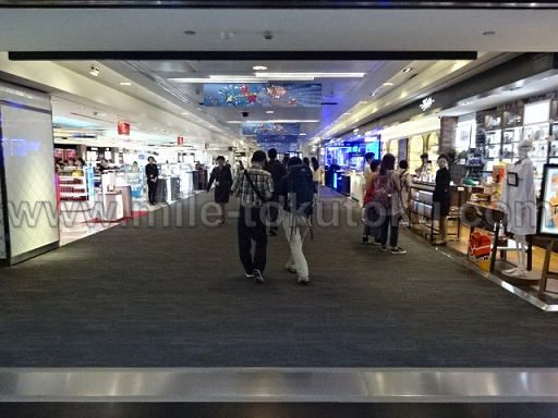 台北/桃園空港 チャイナエアラインラウンジ 免税店を過ぎる