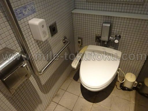 那覇空港 カードラウンジ華 男性トイレの個室