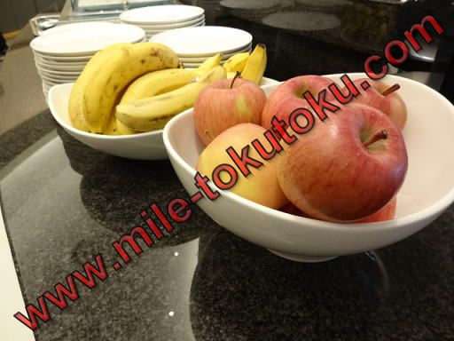 成田空港 アメリカン航空ラウンジ バナナとリンゴ
