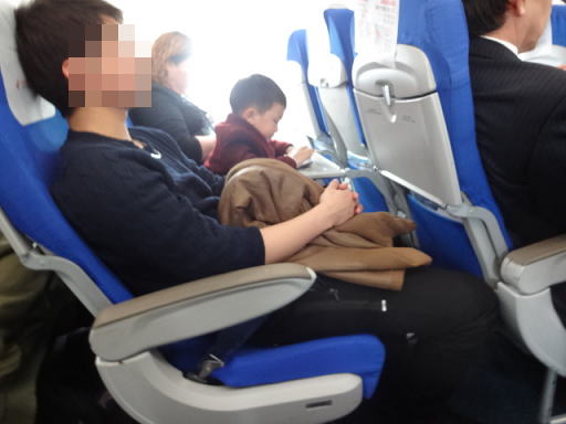 中国東方航空 エコノミークラス 座っている乗客