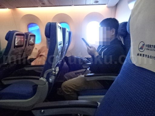 中国南方航空 エコノミークラス 座席に座ってる人