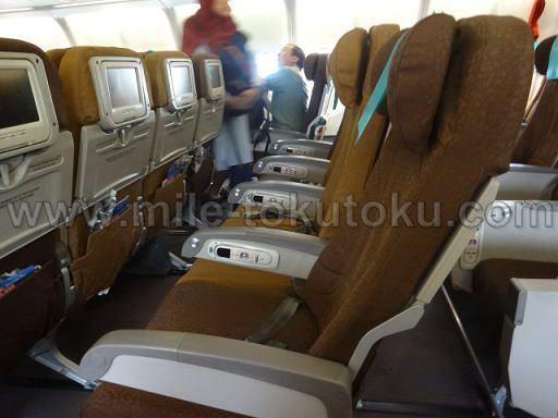 ガルーダインドネシア航空 エコノミークラス リクライニングした座席