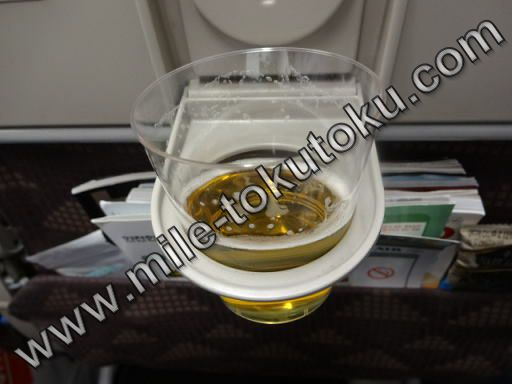 大韓航空 エコノミークラス ドリンクホルダーに置いたコップ