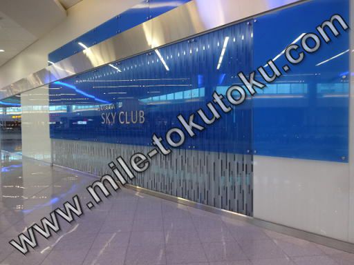 アトランタ空港 デルタ航空ラウンジ 青い壁が目印