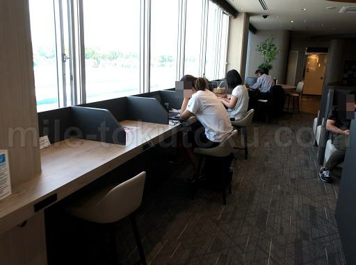 鹿児島空港 スカイラウンジ菜の花 窓際のデスク席