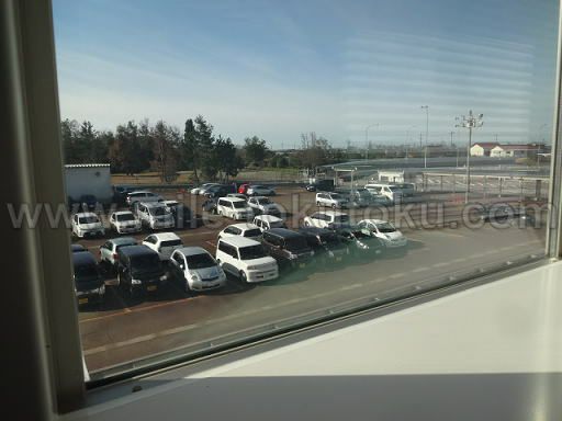 小松空港 スカイラウンジ白山 外に見える駐車場