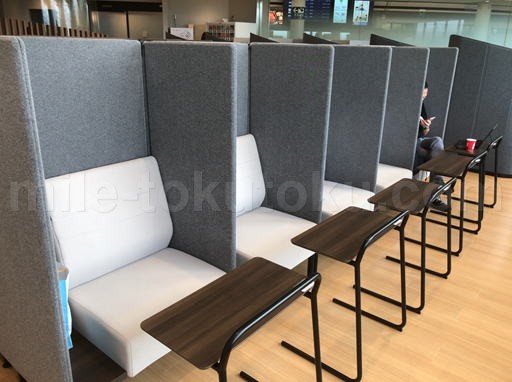 高知空港 カードラウンジ ソファー席