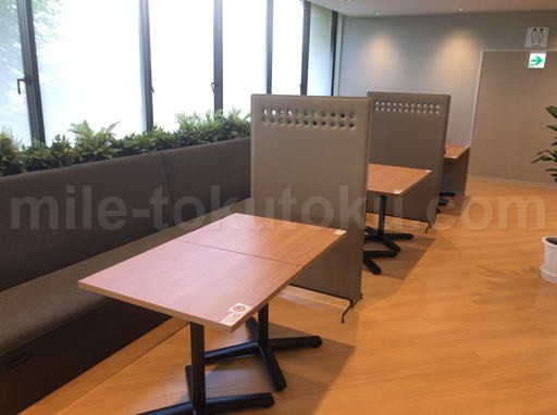 高知空港 カードラウンジ テーブル席