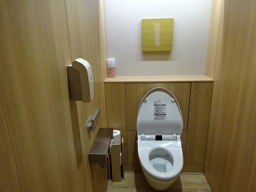 沖縄/那覇空港 JALサクララウンジ トイレ個室