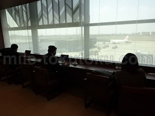 伊丹空港 JALサクララウンジ 窓側の席