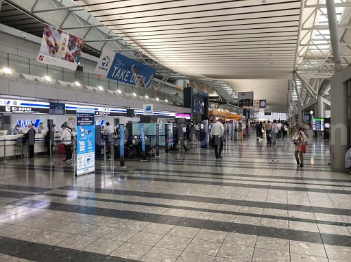 仙台空港 カードラウンジ 2階着いたら右へ