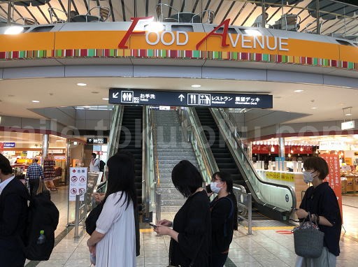 仙台空港 カードラウンジ エスカレーターで3階へ