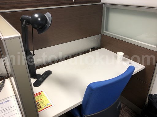 仙台空港 カードラウンジ フリーのビジネスデスク席