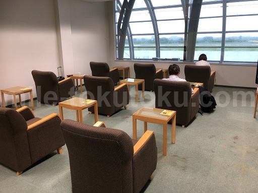 仙台空港 カードラウンジ 窓を向いているソファー席