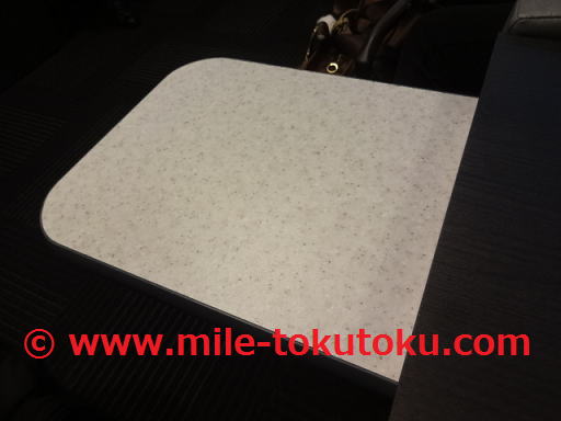 神戸空港 ラウンジ 引き出した時のサイドテーブル