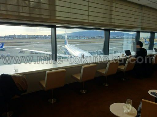 伊丹空港 ANAラウンジ 窓側のカウンター席