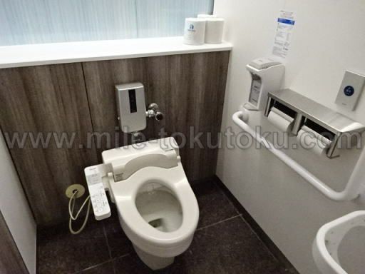 成田空港 第1 IASSラウンジ 男性トイレの個室