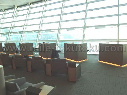 ソウル仁川空港 アシアナ航空ラウンジ 窓側のオットマン付きソファー