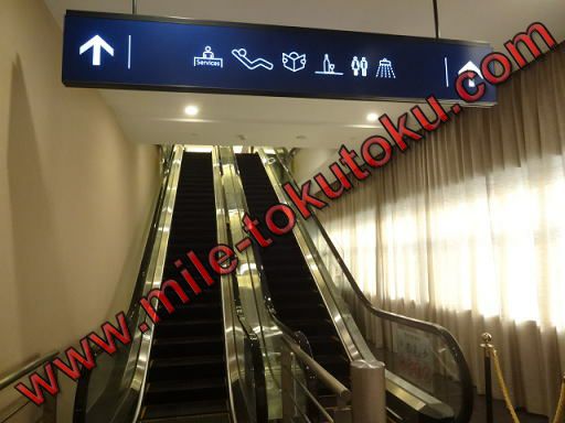 上海/浦東空港 中国東方航空ラウンジ 2階部分へ上がるエスカレーター