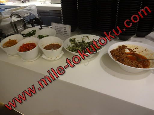 上海/浦東空港 中国東方航空ラウンジ 麺のトッピング