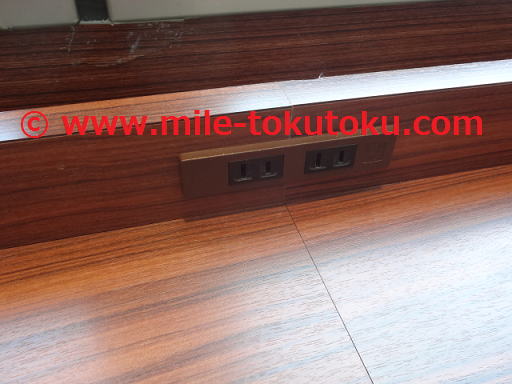 新千歳空港 スーパーラウンジ 窓側カウンター席のコンセント