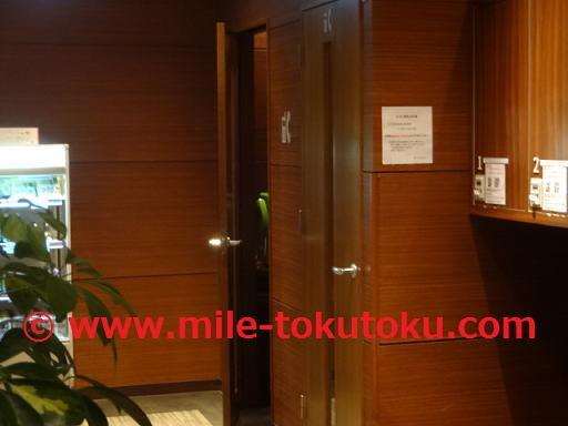 新千歳空港 スーパーラウンジ 入口近くの通話ブース