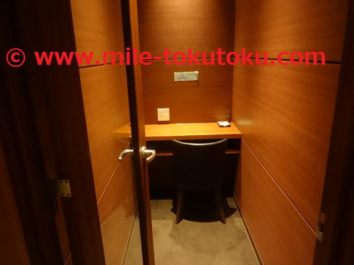 新千歳空港 スーパーラウンジ 通話ボックスに椅子あり